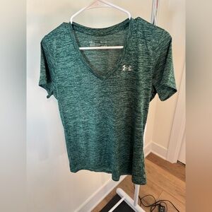 WOMENS UNDER ARMOUR TSHIRT SIZE SMALL